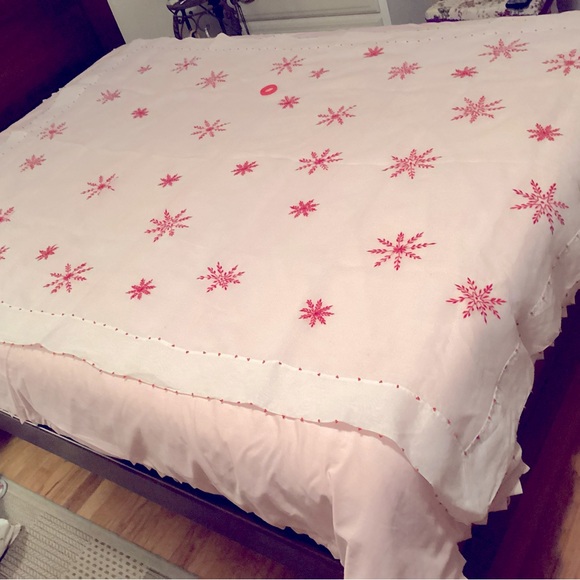 ❄️ Elegant Winter sheer tablecloth, approx 59 x 84”, embroidered snowflakes. - Picture 14 of 14
